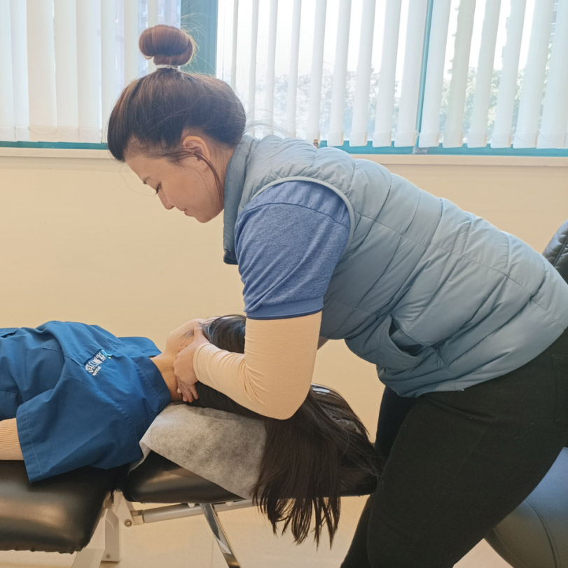 Adjustment of the cervical spine lumbar spine and sacroiliac UP Clinic Shanghai